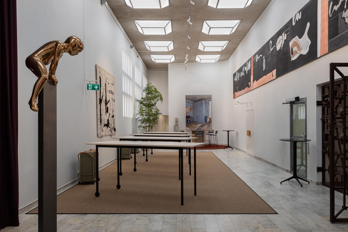 Folksam Headquarters, Stockholm – Architecture & Art Architectural interior photography of Folksam headquarters in Stockholm, featuring a bright, high-ceilinged hall with contemporary artworks, including Maria Miesenberger’s golden sculpture “Leap of Faith (Getting Over)” and Eskil Eriksson’s textile artwork